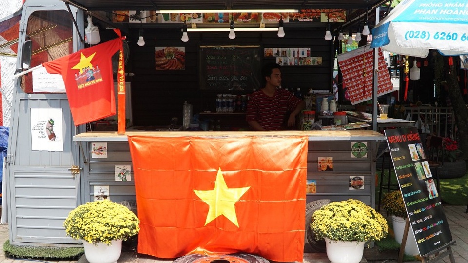 Chiếc xe “dị” và cổ động viên... "độc nhất vô nhị" của U23 Việt Nam - 4
Một sạp hàng trong chợ phiên, tiểu thương háo hức chờ bóng lăn