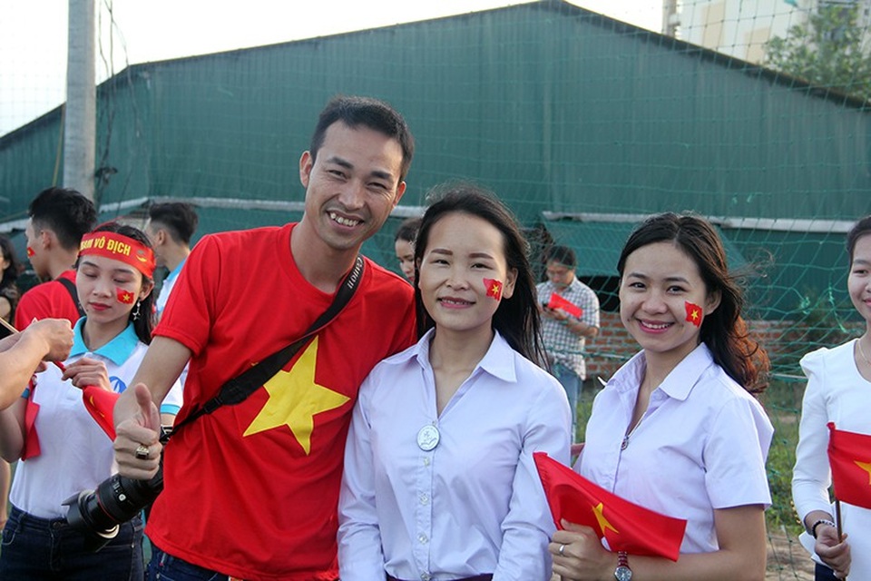 Hà Tĩnh: Gần 1.000 sinh viên rực sắc đỏ nhảy tiếp lửa cho U23 Việt Nam - 7 Các bạn sinh viên nước Lào đang học tập tại Việt Nam cũng cháy hết mình với Đội tuyển U23 của chúng ta.
