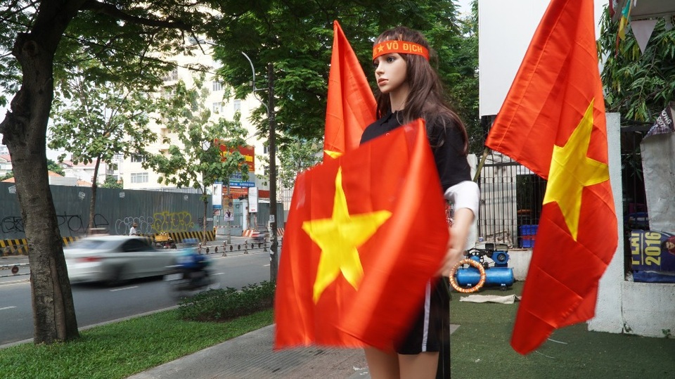 Chiếc xe “dị” và cổ động viên... "độc nhất vô nhị" của U23 Việt Nam - 5 Ai chạy trên đường Nguyễn Thị Minh Khai, ngang qua Thảo Cầm Viên cũng bị cuốn hút bởi cổ động viên đặc biệt này