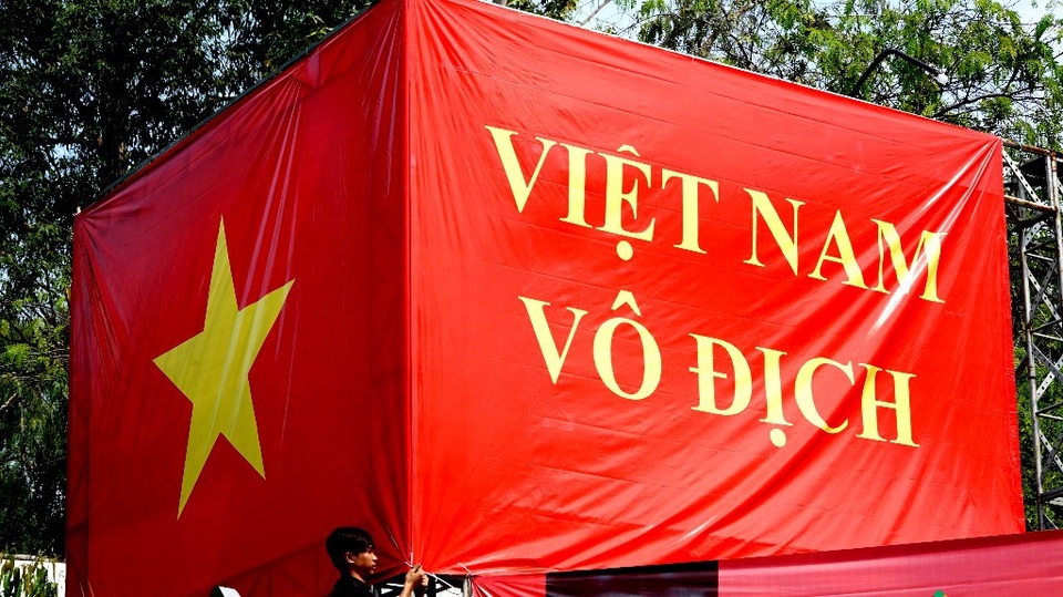 Chiếc xe “dị” và cổ động viên... "độc nhất vô nhị" của U23 Việt Nam - 7 Niềm tin Việt Nam vô địch đã được kéo căng