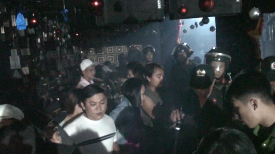 Hàng chục dân chơi sử dụng ma túy trong quán bar ở TP Biên Hòa - 1 Lực lượng công an đột kích quán bar Tip Top