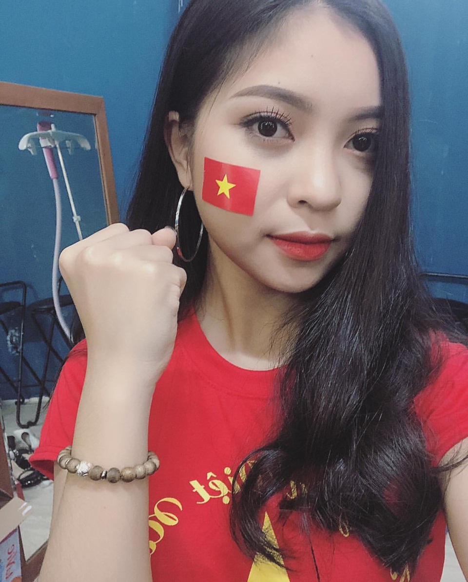 Những ngày qua cư dân mạng bất ngờ trước nhan sắc xinh xắn, đáng yêu của bạn gái tiền vệ mang áo số 19. Mới đây nhất, bóng hồng của Quang Hải còn khiến nhiều người thích thú trước hình ảnh cô mặc áo cờ đỏ sao vàng, nhắn nhủ tới bạn trai: Mặt phải quyết tâm như thế này mới thắng được.