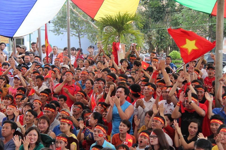 
Vỡ òa sau bàn gỡ hòa (Ảnh: Dương Phong)
