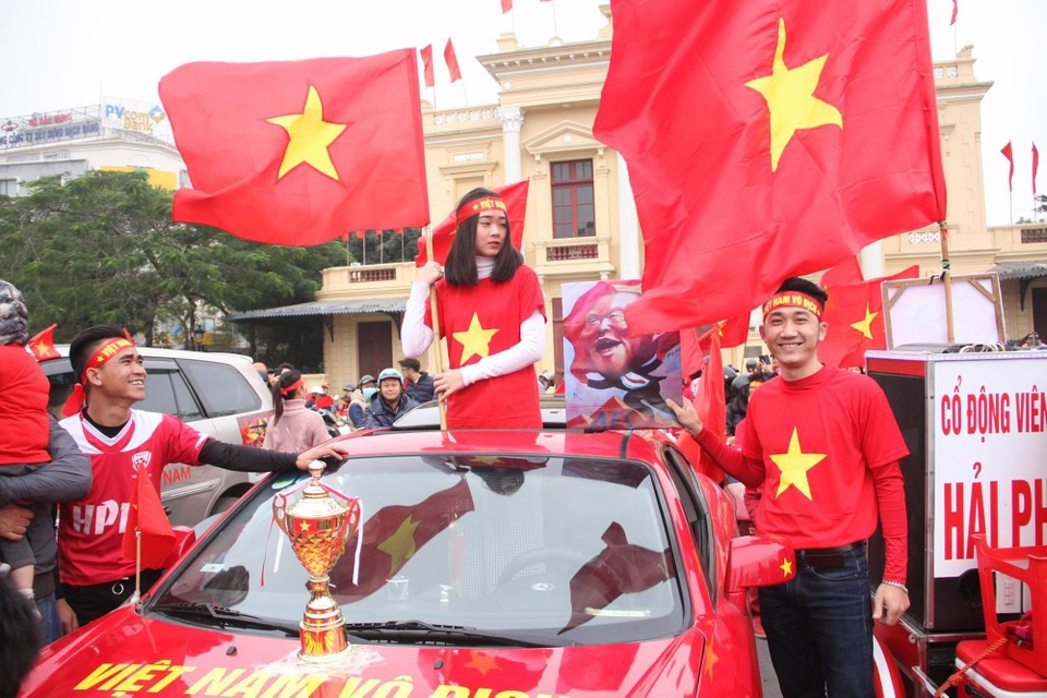 Việt Nam rực sắc đỏ trước trận chung kết U23 châu Á - 10 Việt Nam rực sắc đỏ trước trận chung kết U23 châu Á - 10