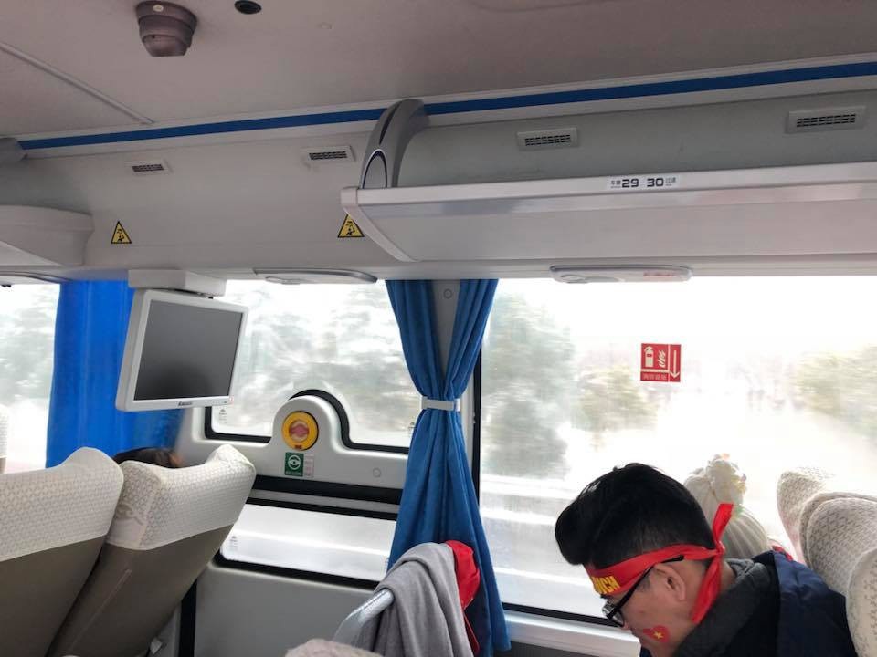 AFC quyết định không hoãn trận chung kết U23 châu Á - 14
Công động viên Việt Nam trên đường từ sân bay tới Thường Châu, nguồn: Nguyễn Văn Giang