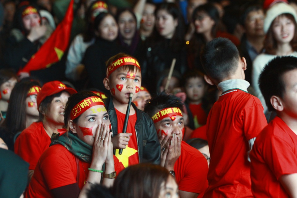Nước mắt và nụ cười sau trận chung kết của U23 Việt Nam - 7
Không tin ở mắt mình (Ảnh: Đình Thiện)