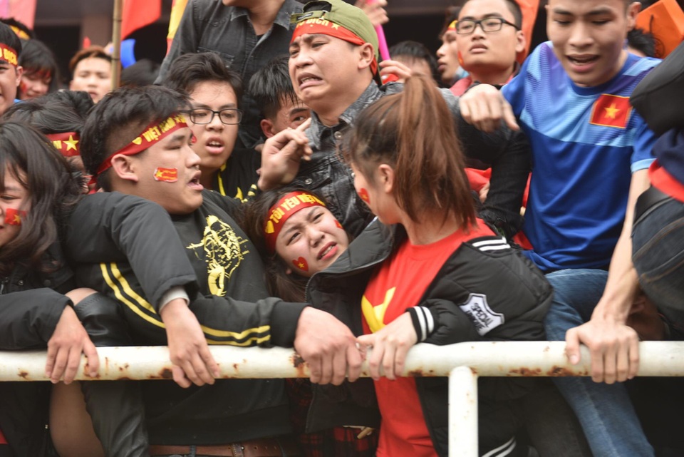 Cổ động viên vượt rào, ngất xỉu khi cổ vũ U23 Việt Nam - 13
Cảnh chen lấn ngột ngạt trên khán đài.