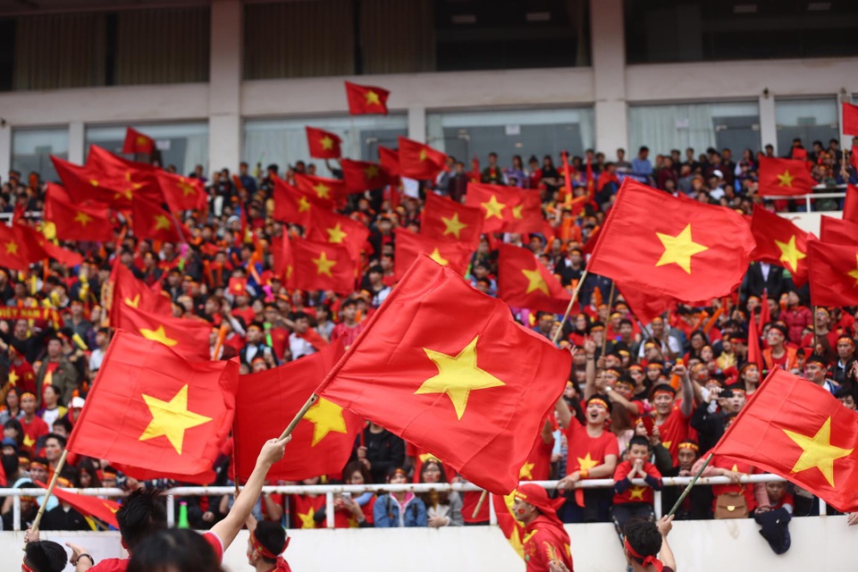 Cổ động viên vượt rào, ngất xỉu khi cổ vũ U23 Việt Nam - 2
Mọi góc khán đài sân vận động đều rực rỡ sắc đỏ.