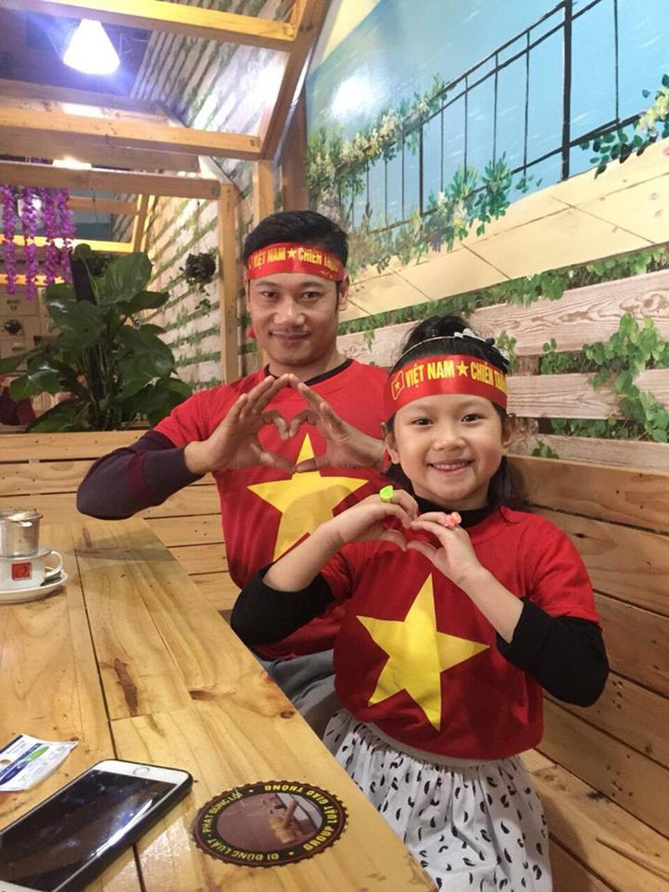 Cổ động viên lo sợ các tuyển thủ U23 Việt Nam gặp bất lợi vì thời tiết - 5 Bố con ca sĩ Đăng Thuật đã chuẩn bị tinh thần cho trận chung kết.