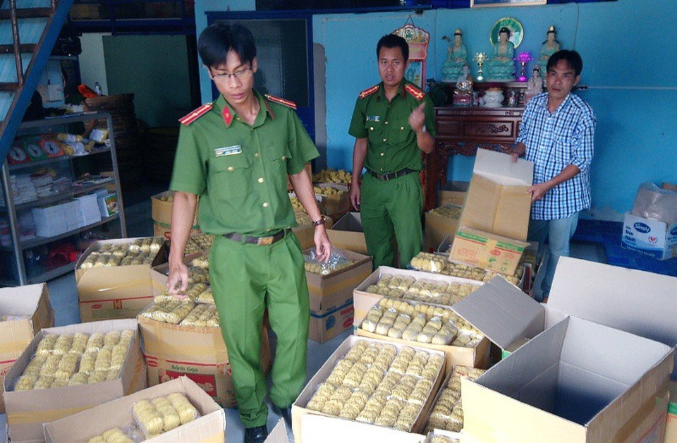 Phát hiện hơn 10 tấn mì sợi chứa hàn the - 1 Lực lượng chức năng kiểm tra cơ sản xuất của ông Lộc
