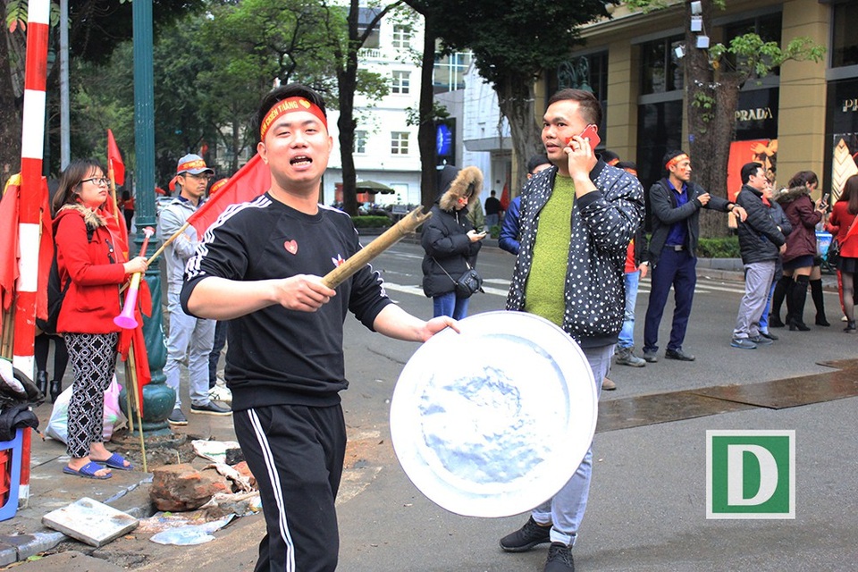 Nhiều dụng cụ độc để cổ vũ cho đội tuyển nhà