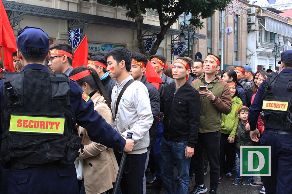 
Xếp hàng dài để được vào khu vực xem chiếu bóng.
