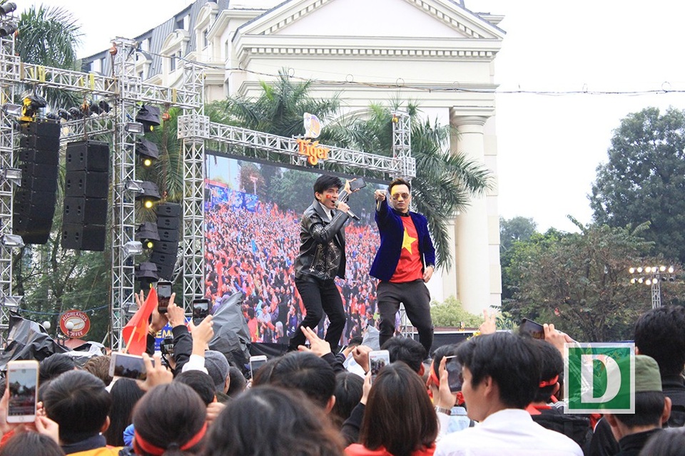 Ca sĩ Đan Trường cùng MC Thành Trung đến để cổ vũ cho đội tuyển U23 Việt Nam