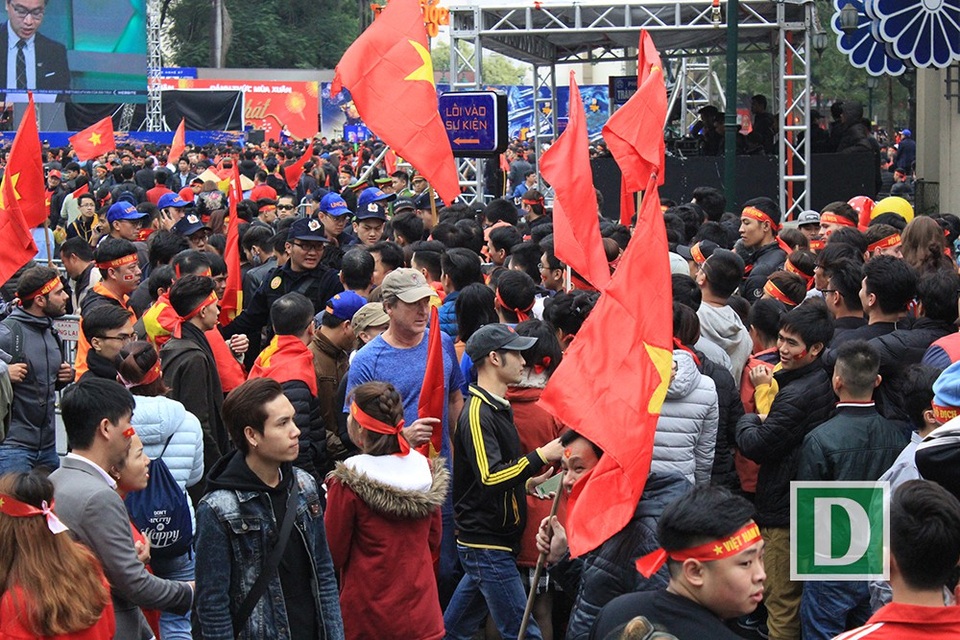 Hàng nghìn người đổ về nhà hát lớn cổ vũ cho U23 Việt Nam - 3