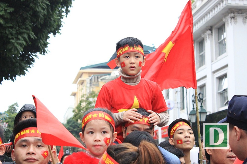 Các em nhỏ được bố mẹ kiệu lên cổ để cổ vũ.