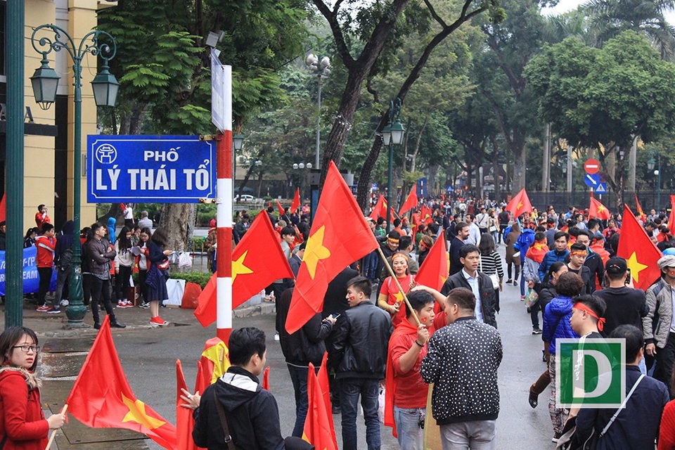 Ngay từ đầu giờ chiều rất đông người hâm mộ đã đổ về khu vực Phố Lý Thái Tổ, Tràng Tiền.. Nhà hát lớn để cổ vũ cho đội tuyển U23 Việt Nam trong trận chung kết.