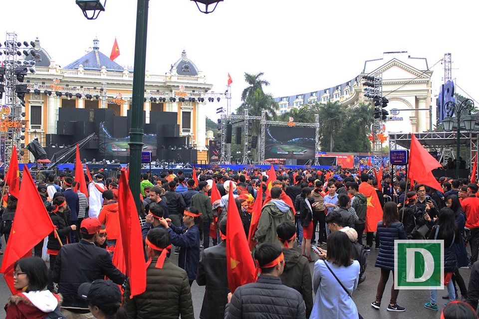 Ngay từ chiều sớm hàng nghìn người đã đổ về khu vực nhà hát lớn.