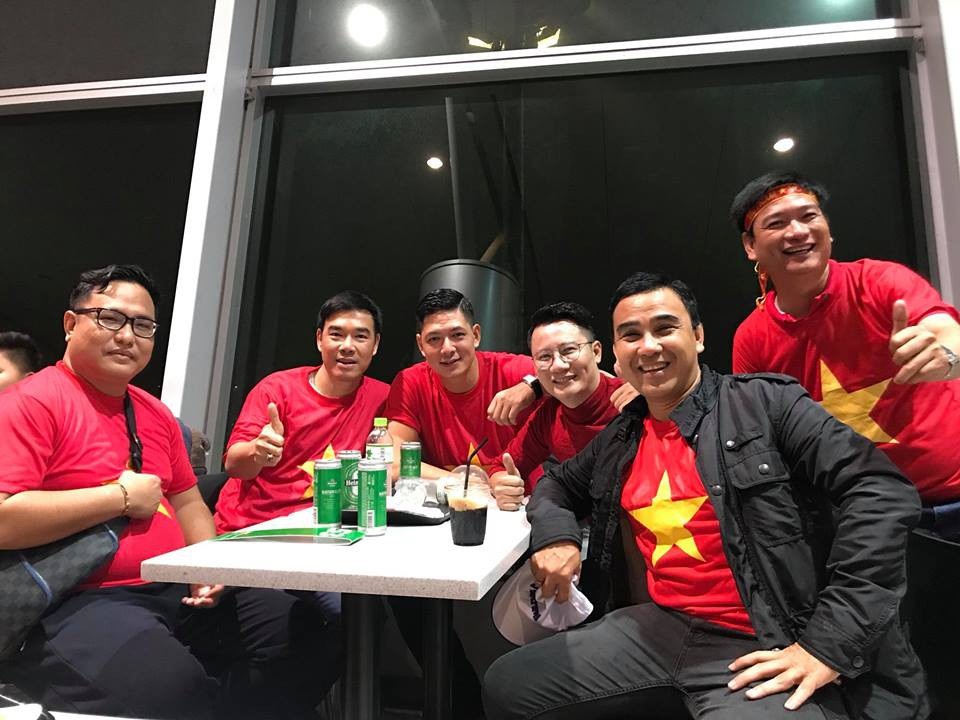 Quyền Linh, Hoàng Bách, Bình Minh lên đường đi cổ vũ U23 Việt Nam từ 3h sáng - 4 Quyền Linh, Hoàng Bách, Bình Minh lên đường đi cổ vũ U23 Việt Nam từ 3h sáng - 4