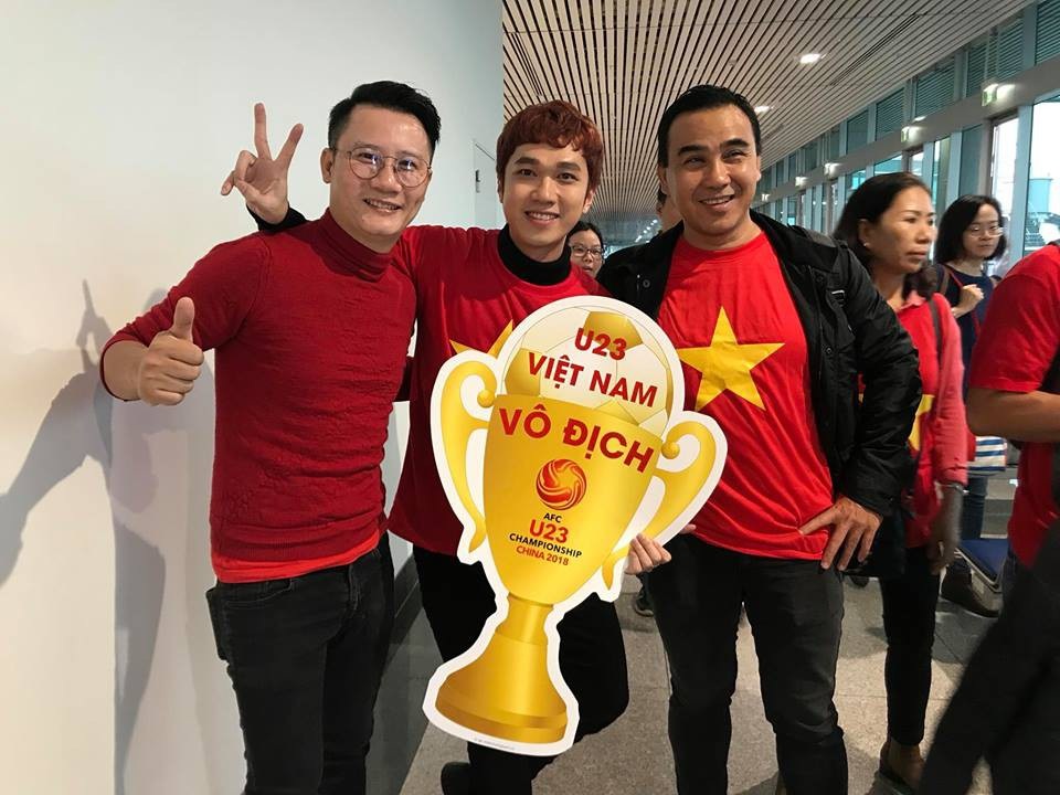 Quyền Linh, Hoàng Bách, Bình Minh lên đường đi cổ vũ U23 Việt Nam từ 3h sáng - 2 Quyền Linh, Hoàng Bách, Bình Minh lên đường đi cổ vũ U23 Việt Nam từ 3h sáng - 2