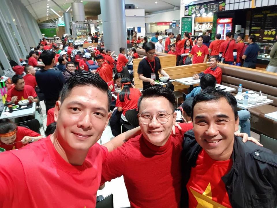 Quyền Linh, Hoàng Bách, Bình Minh lên đường đi cổ vũ U23 Việt Nam từ 3h sáng - 3 Quyền Linh, Hoàng Bách, Bình Minh lên đường đi cổ vũ U23 Việt Nam từ 3h sáng - 3