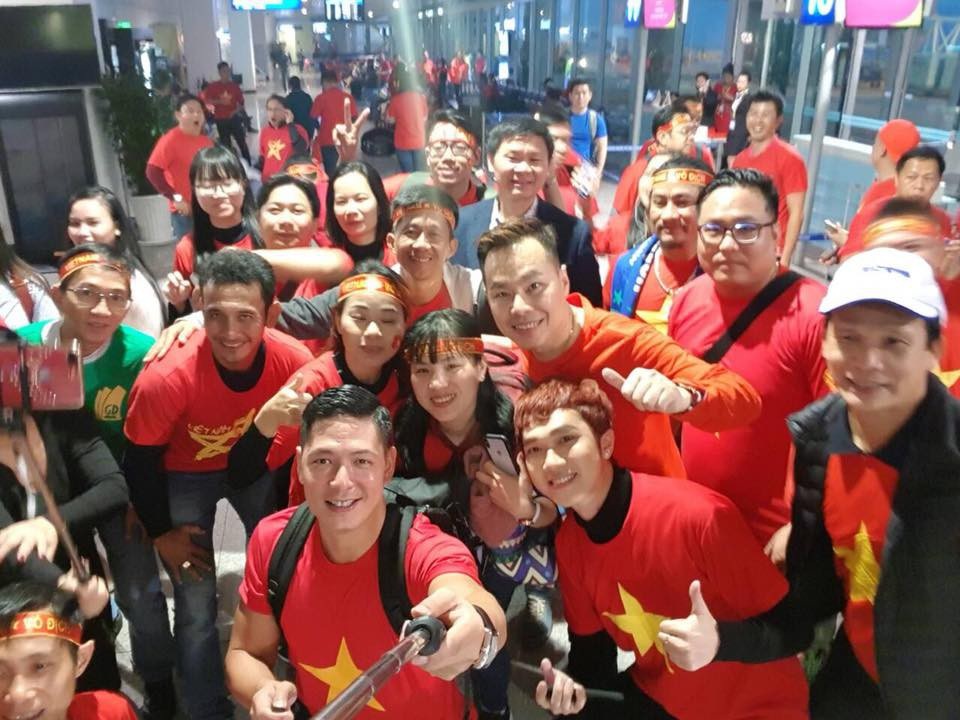 Quyền Linh, Hoàng Bách, Bình Minh lên đường đi cổ vũ U23 Việt Nam từ 3h sáng - 7 Quyền Linh, Hoàng Bách, Bình Minh lên đường đi cổ vũ U23 Việt Nam từ 3h sáng - 7