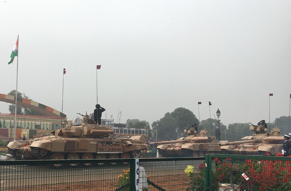 
Các xe tăng chiến đấu chủ lực T-90 của Ấn Độ lăn bánh trong cuộc diễu hành tại thủ đô New Delhi ngày 26/1.

 
