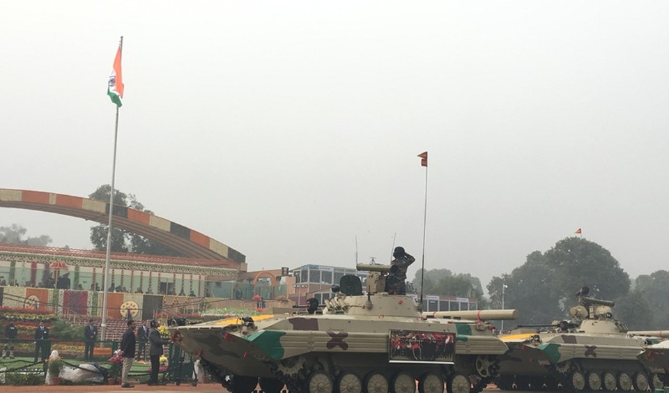 
Xe chiến đấu bộ binh BMP-2 tham gia cuộc diễu hành. Cuộc diễu hành có sự tham gia của đông đảo các lực trong dân sự và quân sự của Ấn Độ.
