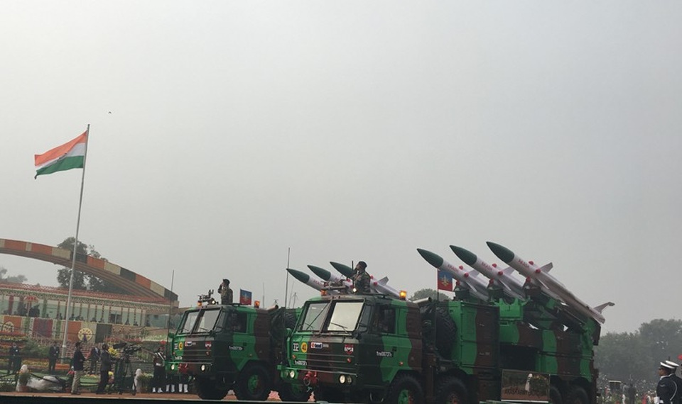 
Lễ diễu hành năm nay là lần đầu tiên Ấn Độ mời 10 nhà lãnh đạo tham dự lễ kỷ niệm Ngày Cộng hòa 26/1, vốn diễn ra chỉ một ngày sau Hội nghị Cấp cao Ấn Độ - ASEAN. Theo truyền thống, chỉ có một nhà lãnh đạo nước ngoài là khách mời danh dự trong lễ kỷ niệm Ngày Cộng hòa.
