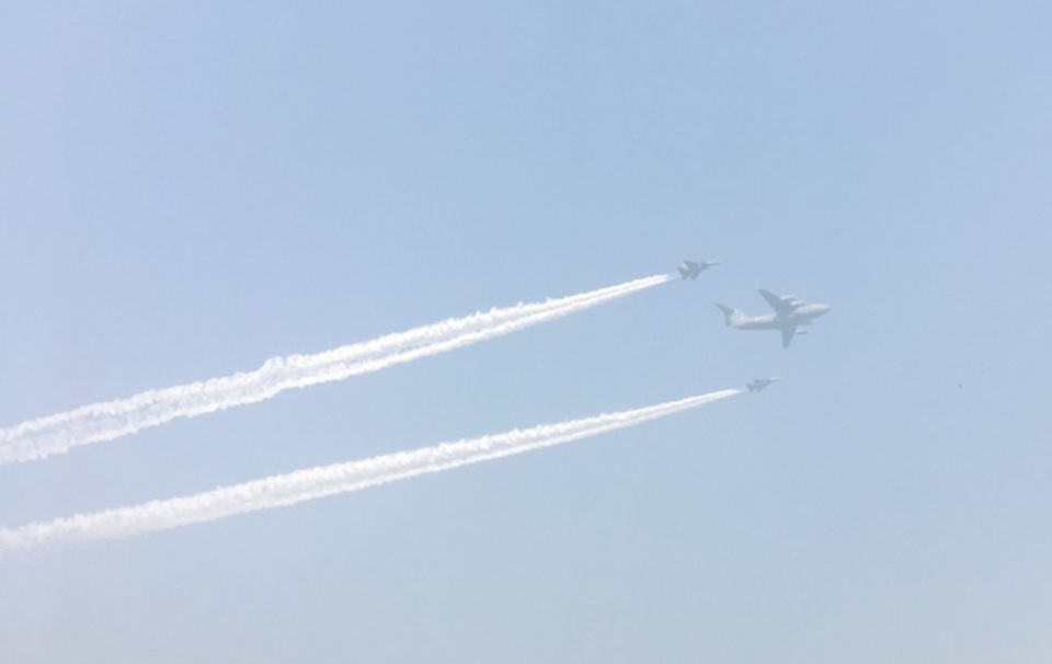 
Hai máy bay chiến đấu C-17 nhả khói đẹp mắt bên chiếc máy bay vận tải C-17.
