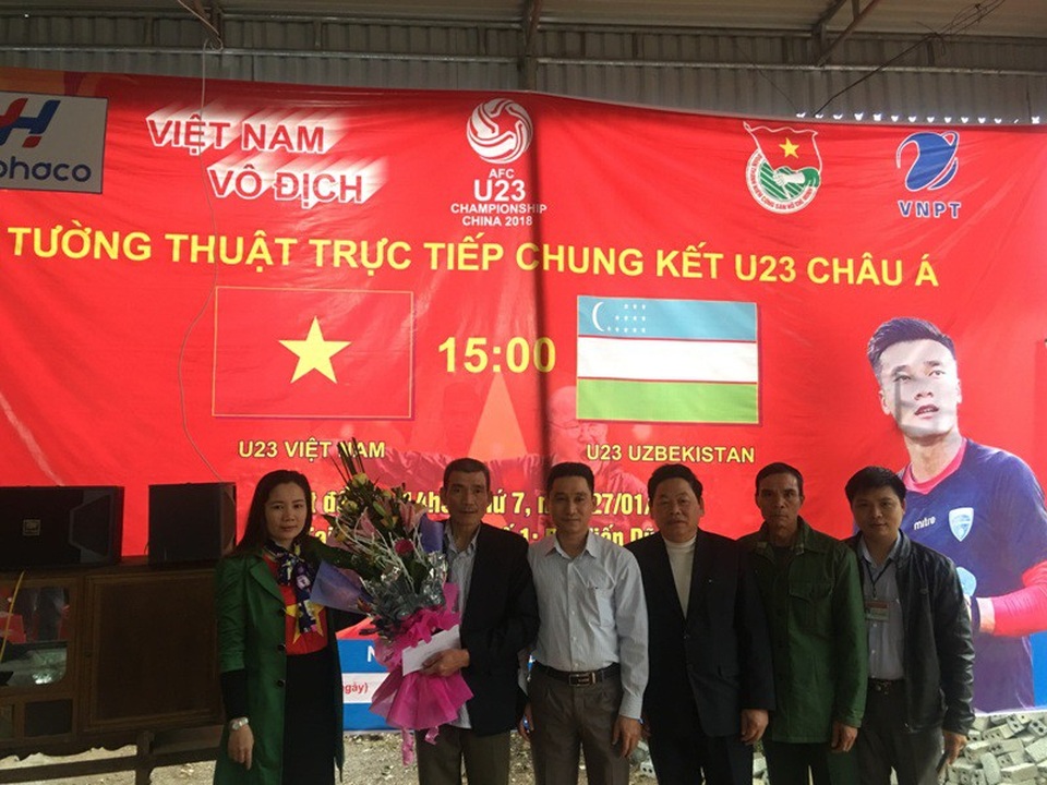 Gia đình thủ môn Bùi Tiến Dũng mổ trâu đãi người dân xem trận chung kết - 9 Ban giám hiệu Trường THPT Lê Lai, huyện Ngọc Lặc tặng quà và chúc mừng gia đình