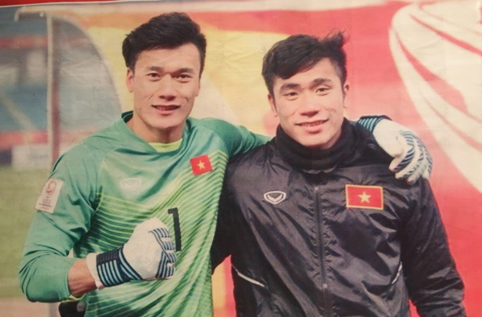 Gia đình thủ môn Bùi Tiến Dũng mổ trâu đãi người dân xem trận chung kết - 10 Hai anh em Tiến Dũng và Tiến Dụng