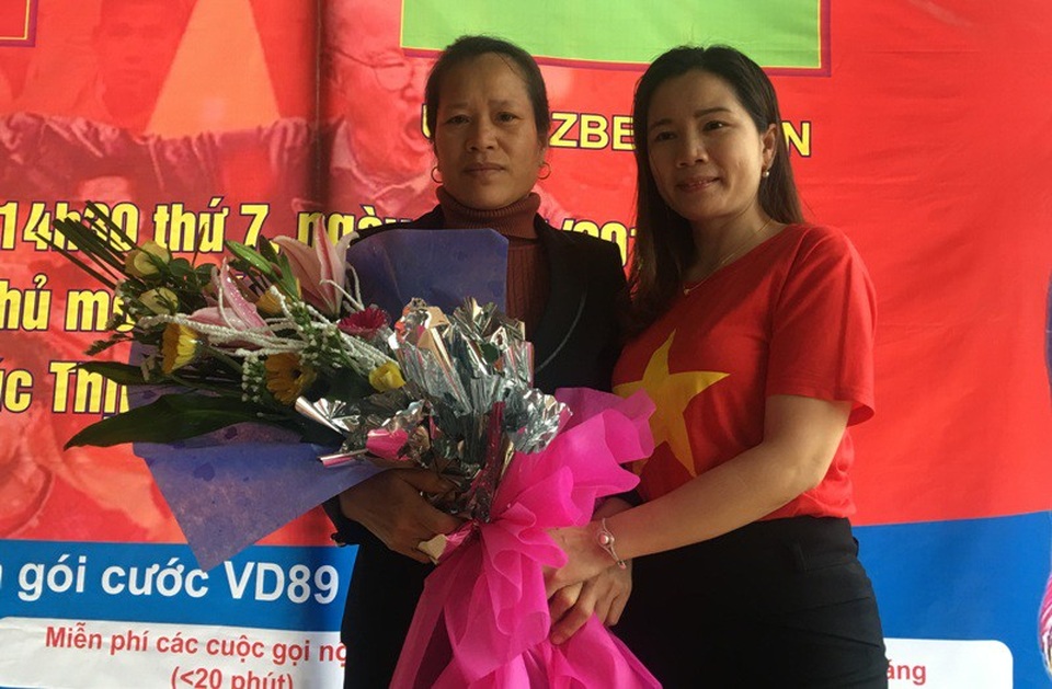 Gia đình thủ môn Bùi Tiến Dũng mổ trâu đãi người dân xem trận chung kết - 6
Cô giáo Nguyễn Thị Dậu có mặt từ rất sớm để chúc mừng và chụp ảnh với mẹ thủ môn Tiến Dũng