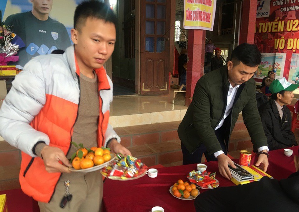 Gia đình thủ môn Bùi Tiến Dũng mổ trâu đãi người dân xem trận chung kết - 1
Sắp hoa quả, bánh kẹo mời bà con