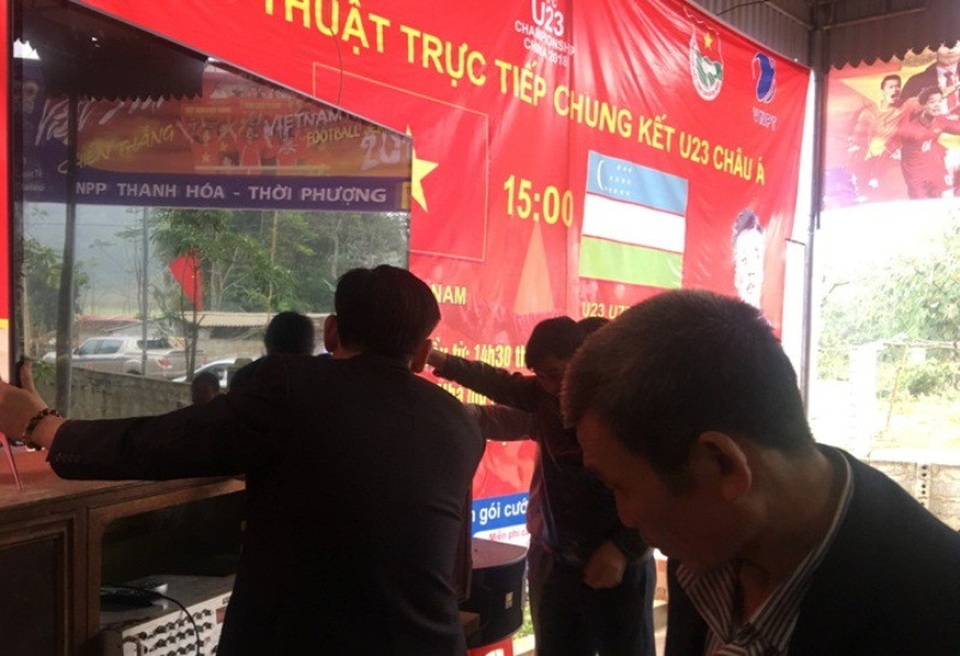 Gia đình thủ môn Bùi Tiến Dũng mổ trâu đãi người dân xem trận chung kết - 2 Chiếc ti vi 65 inch đã được lắp đặt để phục vụ xem trận chung kết