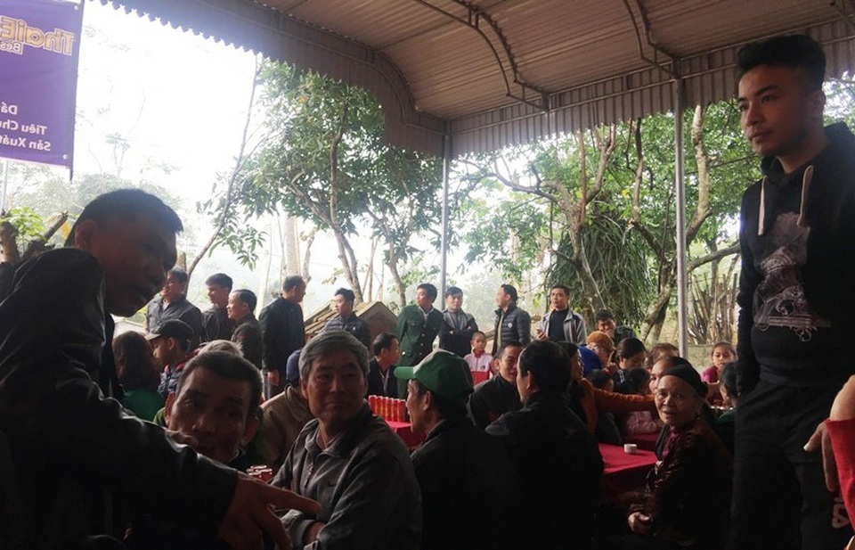 Gia đình thủ môn Bùi Tiến Dũng mổ trâu đãi người dân xem trận chung kết - 4
Hàng trăm người dân đã có mặt tại gia đình ông Bùi Văn Khánh từ sáng sớm nay.