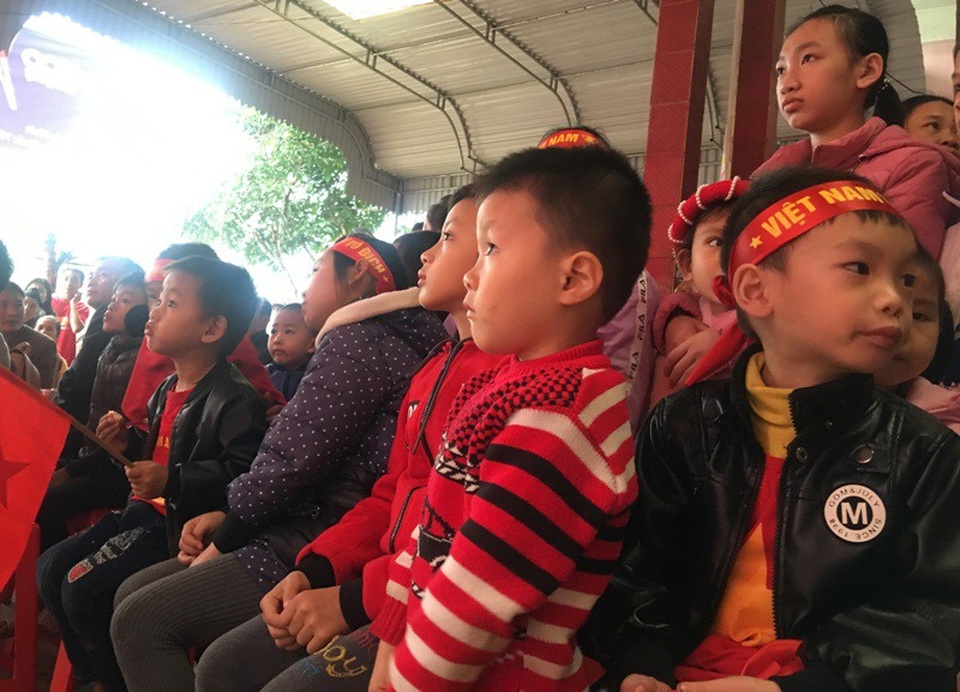 120 phút nhiều cung bậc cảm xúc tại gia đình thủ môn Bùi Tiến Dũng - 5 Những đứa trẻ cũng rất hồi hộp trước không khí cổ vũ U23 Việt Nam