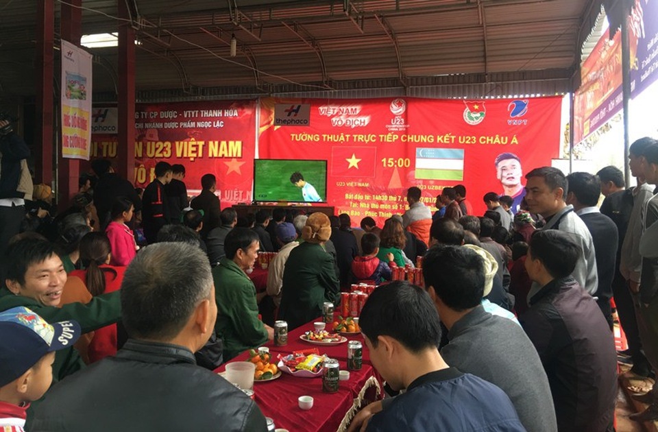 Gia đình thủ môn Bùi Tiến Dũng mổ trâu đãi người dân xem trận chung kết - 3 Gia đình thủ môn Bùi Tiến Dũng mổ trâu đãi người dân xem trận chung kết - 3