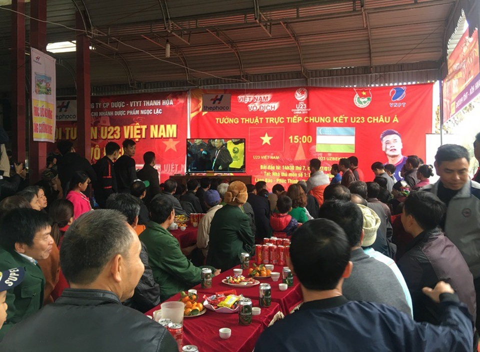 120 phút nhiều cung bậc cảm xúc tại gia đình thủ môn Bùi Tiến Dũng - 2 Ngay từ sáng sớm ngày 27/1, đã có rất đông người đến tại gia đình ông Khánh để chung vui với gia đình và chuẩn bị cổ vũ U23 Việt Nam