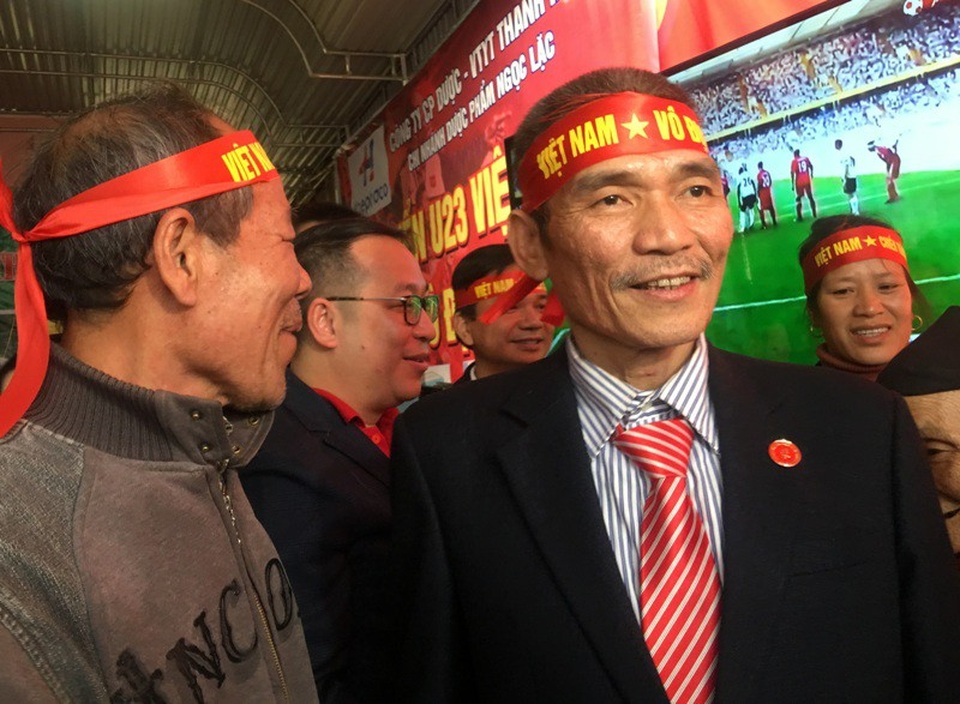 120 phút nhiều cung bậc cảm xúc tại gia đình thủ môn Bùi Tiến Dũng - 1 
Ông Bùi Văn Khánh, bố 2 anh em Bùi Tiến Dũng và Bùi Tiến Dụng, ở làng Bào, xã Phúc Thịnh, huyện Ngọc Lặc, Thanh Hóa vui mừng đón tiếp khách đến cổ vũ U23 Việt Nam tại gia đình