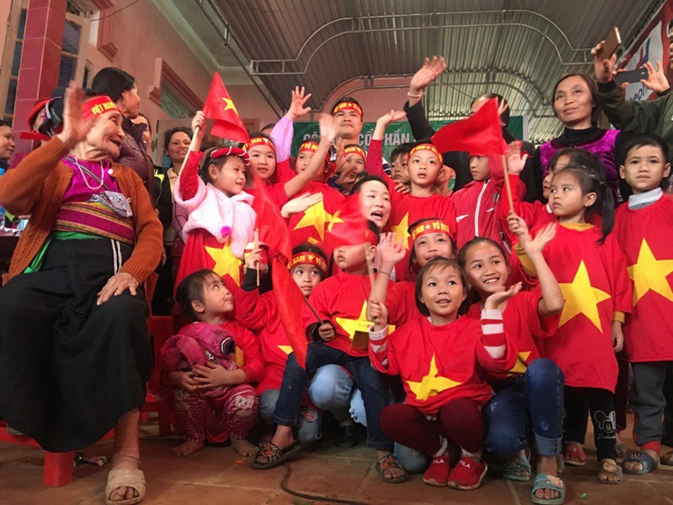 120 phút nhiều cung bậc cảm xúc tại gia đình thủ môn Bùi Tiến Dũng - 4 Những đứa trẻ làng Bào đỏ rực trong màu áo in hình Quốc kỳ Việt Nam