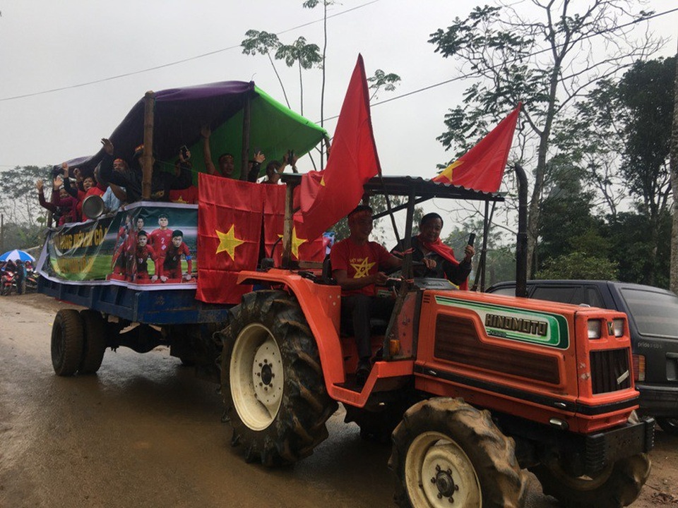 120 phút nhiều cung bậc cảm xúc tại gia đình thủ môn Bùi Tiến Dũng - 3 Chiếc máy cày U23 Việt Nam diễu hành quanh làng Bào, xã Phúc Thịnh - quê nhà của thủ môn Tiến Dũng