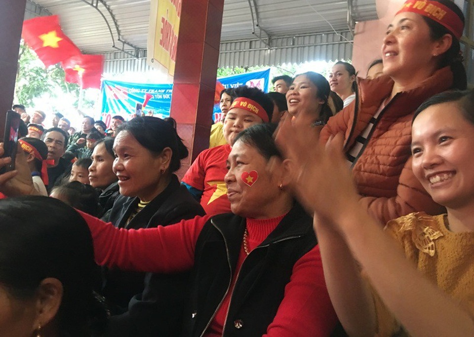 120 phút nhiều cung bậc cảm xúc tại gia đình thủ môn Bùi Tiến Dũng - 6 Chưa bao giờ, các mẹ, các chị ở làng Bào lại được sống trong không khí đặc biệt này