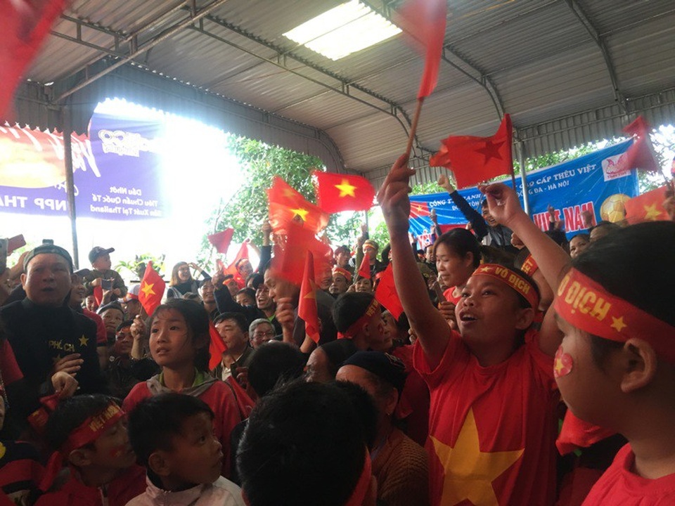 120 phút nhiều cung bậc cảm xúc tại gia đình thủ môn Bùi Tiến Dũng - 9 Và ăn mừng khi Việt Nam có bàn thắng