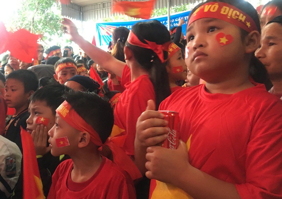 120 phút nhiều cung bậc cảm xúc tại gia đình thủ môn Bùi Tiến Dũng - 8 Những đứa trẻ hồi hộp theo dõi trận đấu