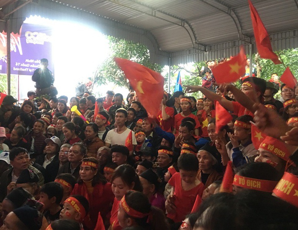 120 phút nhiều cung bậc cảm xúc tại gia đình thủ môn Bùi Tiến Dũng - 14 Khi trung vệ Bùi Tiến Dụng được vào sân, hàng nghìn người có mặt tại gia đình ông Khánh hô vang Tiến Dụng! Tiến Dụng!