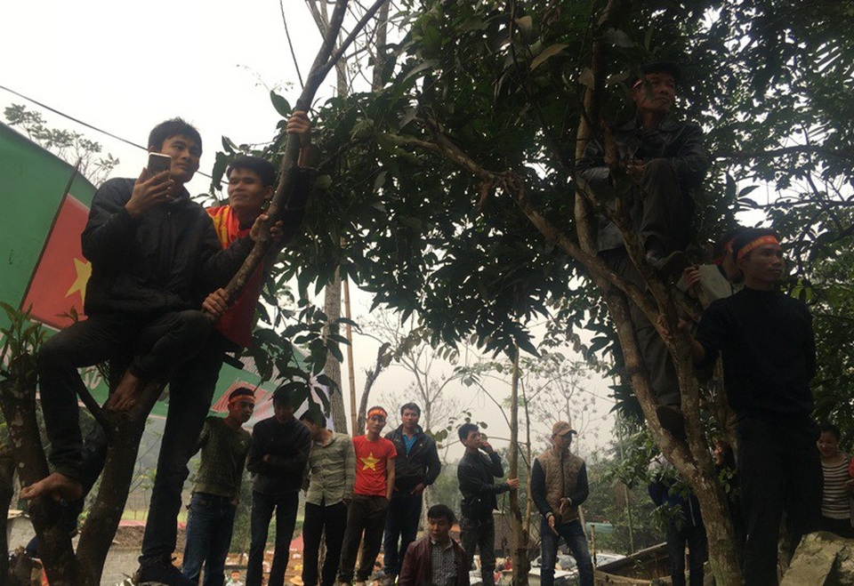 120 phút nhiều cung bậc cảm xúc tại gia đình thủ môn Bùi Tiến Dũng - 11 Cổ động viên trèo lên cây cổ vũ U23 Việt Nam