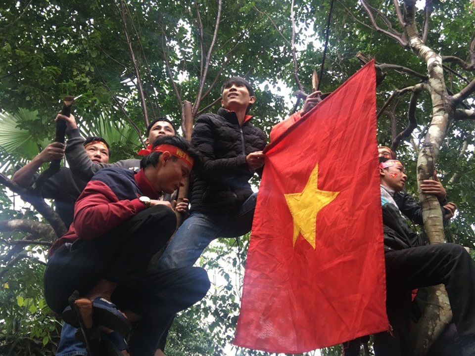 120 phút nhiều cung bậc cảm xúc tại gia đình thủ môn Bùi Tiến Dũng - 13 Những cổ động viên leo cây