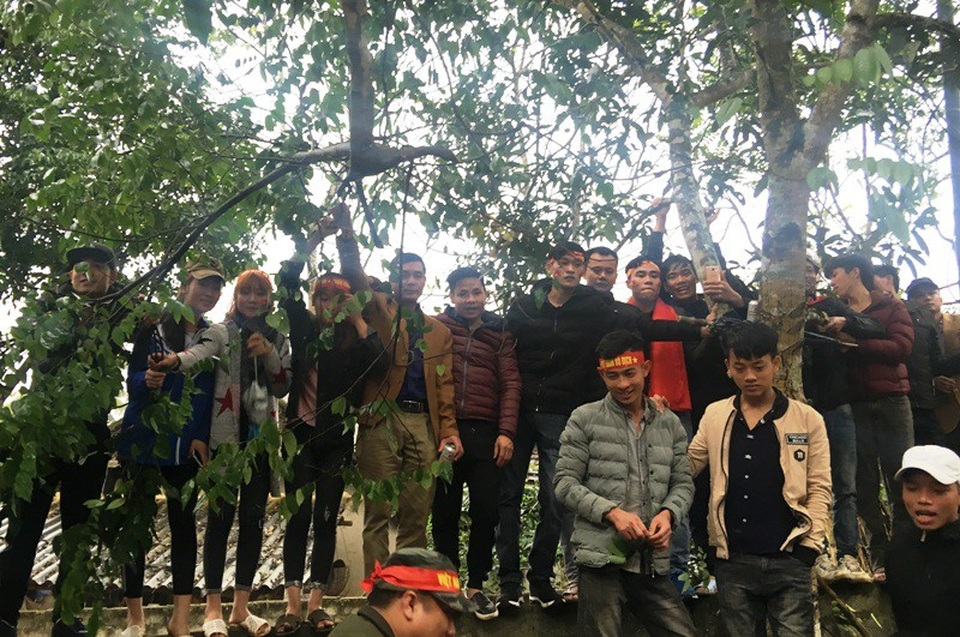 120 phút nhiều cung bậc cảm xúc tại gia đình thủ môn Bùi Tiến Dũng - 12 Đứng cả lên hàng rào để xem trận chung kết