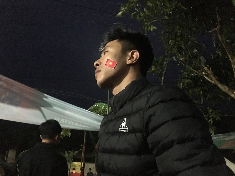 120 phút nhiều cung bậc cảm xúc tại gia đình thủ môn Bùi Tiến Dũng - 15 Khuôn mặt thất thần không muốn rời đi của cổ động viên khi trận đấu kết thúc