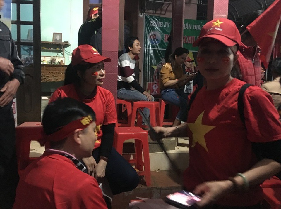 120 phút nhiều cung bậc cảm xúc tại gia đình thủ môn Bùi Tiến Dũng - 16 Mỗi người một vẻ và chung một nỗi buồn sau khi trận đấu kết thúc